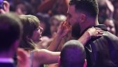 GODINAMA SU U VEZI, A SADA SU PO PRVI PUT ZAJEDNO NA CRVENOM TEPIHU: LJubav Tejlor Svift i Trevisa Kelsija cveta (FOTO)