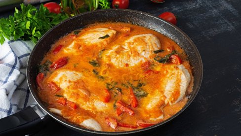 AROMATIČAN I SOČAN OBROK: Pileći file u paradajz sosu