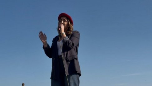 ПЕВАЧИЦА УСПЕЛА ШТО НИКО НИЈЕ: Прво покрила друштвене мреже, па снимила спот у Паризу и дала омаж хиту Драгане Мирковић (ФОТО/ВИДЕО)