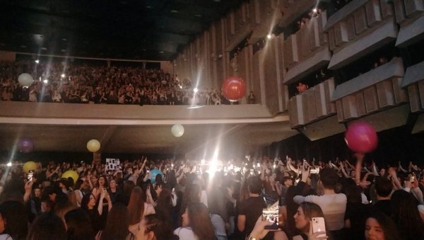 ПРОШЕТАО КРОЗ МАСУ: Јаков Јозиновић сишао у публику, певао и сликао се са фановима (ФОТО)