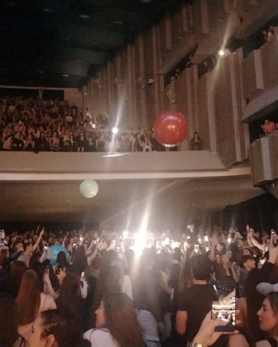 ПРОШЕТАО КРОЗ МАСУ: Јаков Јозиновић сишао у публику, певао и сликао се са фановима (ФОТО)