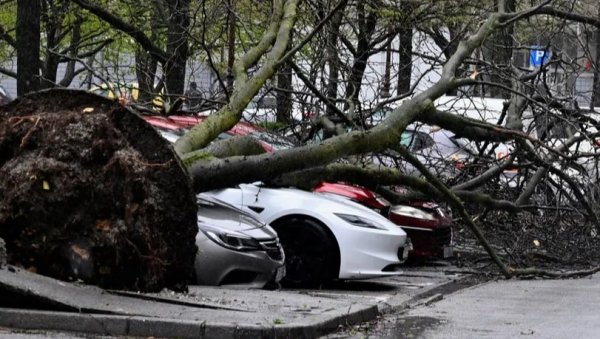 ЗАГРЕБ НЕ ПАМТИ ОВАКАВ УДАР! Историјски оркан паралисао престоницу, грађани Хрватске престонице у страху