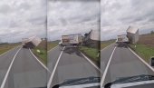 VETAR ODUVAO PRIKOLICU KAMION: Načisto se prevrnula - jeziv snimak iz Hrvatske (VIDEO)