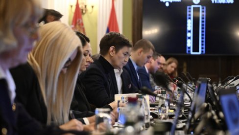 ЂОКИЋ НИЈЕ СМЕО ДА ПОГЛЕДА АНУ БРНАБИЋ У ОЧИ: Ректоре, ко је у Капетан-Мишином здању?!