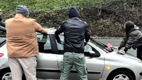 ПОХАПШЕНИ БЛОКАДЕРИ У СЕВОЈНУ: Припремали хаос на дан избора, полиција им нашла ножеве, бакље и палице