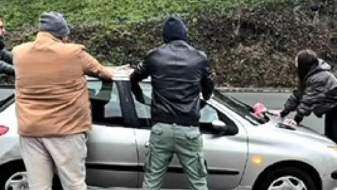 POHAPŠENI BLOKADERI U SEVOJNU: Pripremali haos na dan izbora, policija im našla noževe, baklje i palice