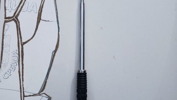 БЛОКАДЕРИ СПРЕМИЛИ ДРВЕНЕ И ТЕЛЕСКОПСКЕ МОТКЕ ЗА ГЛАСАЧЕ: Наводили да су то купили зато што се осећају угрожено