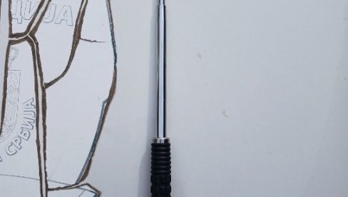 БЛОКАДЕРИ СПРЕМИЛИ ДРВЕНЕ И ТЕЛЕСКОПСКЕ МОТКЕ ЗА ГЛАСАЧЕ: Наводили да су то купили зато што се осећају угрожено