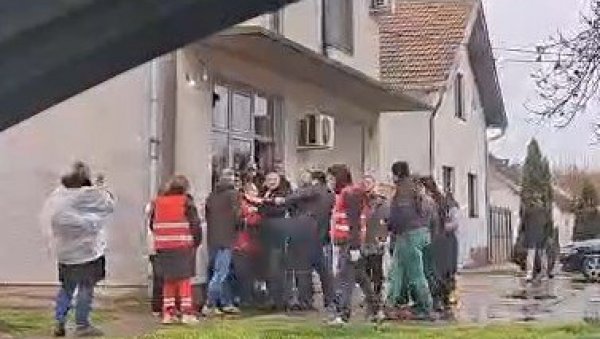 УСНИМЉЕН КАКО ШУТИРА И БИЈЕ: Блокадер и друг Миле Пајић напао људе у Црвенки! (ВИДЕО)