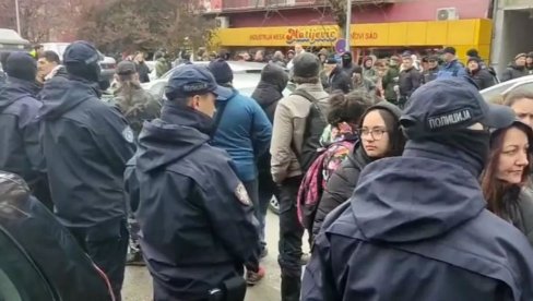 БЛОКАДЕРИ НАСРЋУ НА ГРАЂАНЕ У КУЛИ: Стигле јаке полицијске снаге (ВИДЕО)