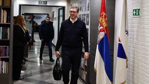 VUČIĆ STIGAO U SEDIŠTE SNS-A: Govoriće oko 22 sata o svim pokušajima izazivanja nereda i haosa u Srbiji (FOTO)
