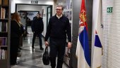 VUČIĆ STIGAO U SEDIŠTE SNS-A NA NOVOM BEOGRADU: Govoriće oko 22 sata o svim pokušajima izazivanja nereda i haosa u Srbiji (FOTO)