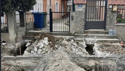 IZ KUĆE U AMBIS: Radnici u Ulici Cvetanova ćuprija oštetili ulaze u dvorišta