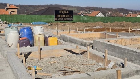 GROBLJE NIKLO PORED VODOIZVORIŠTA: Nelegalne grobnice 1.300 evra, a Vrčinci u strahu za bezbednost bunara i pijaću vodu