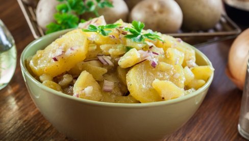 KROMPIR SALATA NA MEDITERANSKI NAČIN: Lagana i osvežavajuća promena