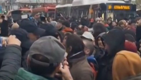 U TOKU TERORISTIČKI NAPAD ĐOKIĆEVIH BLOKADERA: Napadaju policajce i pozivaju na njihovo ubistvo! (VIDEO)