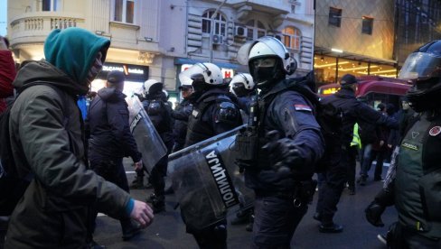 ТЕРОРИСТИЧКИ НАПАД ЂОКИЋЕВИХ БЛОКАДЕРА: Нападали полицајце и позивали на њихово убиство! (ВИДЕО)