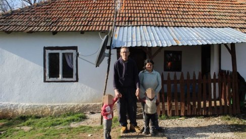 ЈЕДИНА МИ  ЈЕ ЖЕЉА ДА ЖИВИМО ОД СВОГ РАДА: Петочланој породици Васић из Јасеновика код Новог Брда потребна подршка добрих људи