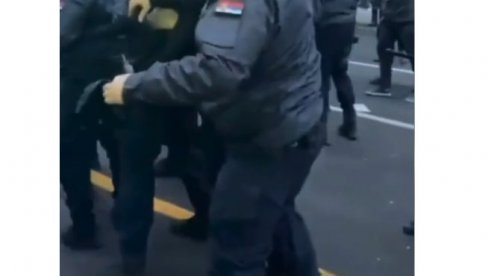 SNIMAK SVE GOVORI: Đokićev terorista započinje napad na policiju (VIDEO)