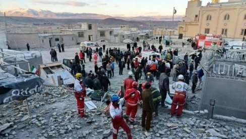 IRANCI PRIKAZALI SNIMAK UNIŠTENE ČUVENE DŽAMIJE: Dim se diže iz ruševina velikog šiitskog verskog centra (VIDEO)