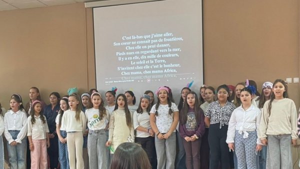 ЧАС У ЗНАКУ ФРАНЦУСКЕ: Месец Франкофоније обележен у ОШ „Четврти краљевачки батаљон“