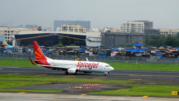 ЗБОГ СКОКА ЦЕНА НАФТЕ: Индија повећава цене горива за међународне летове