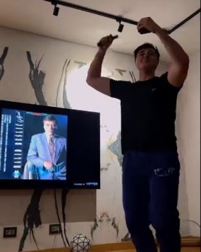 ПЕВАО, ПА СЕ ДИРЕКТНО УКЉУЧИО У САРАЈЕВО: Овако је Нермин Ханџић славио пласман Босне на Мундијал (ФОТО)