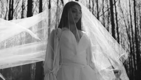 ЦРНЕ ПТИЦЕ КАО ДА МИ СЕ СВЕТЕ: Певачица са покојним оцем слушала Синана, Џеја, Шабана (ФОТО)