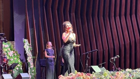 ZLATNIH 45 GODINA NARODNOG ANSAMBLA RTS: Ovacije i veliko priznanje za Tanju Savić na koncertu (FOTO)