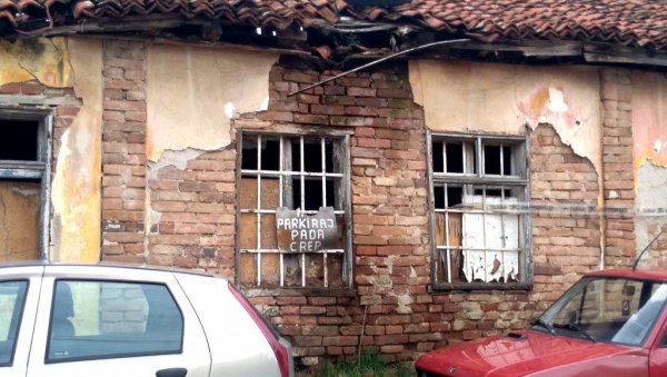 НЕОПРЕЗНИ ВОЗАЧИ: Игноришу опомену и ризикују да им црепови с крова оштете возила