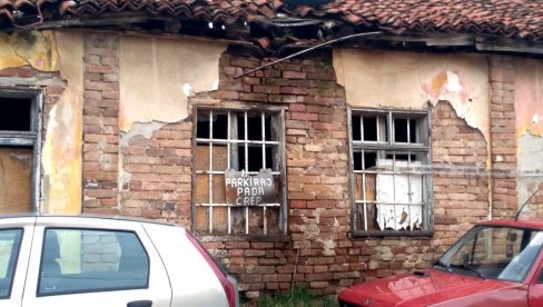 NEOPREZNI VOZAČI: Ignorišu opomenu i rizikuju da im crepovi s krova oštete vozila