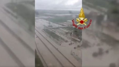 SNAŽNO NEVREME POGODILO ITALIJU: Srušio se most - delovi zemlje bez vode i struje (VIDEO)