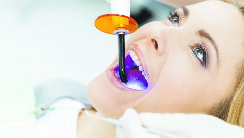 IZBELJUJE ZUBE I JAČA IH? Najnovija studija o inovativnom prahu koji obezbeđuje holivudski osmeh - bez oštećenja