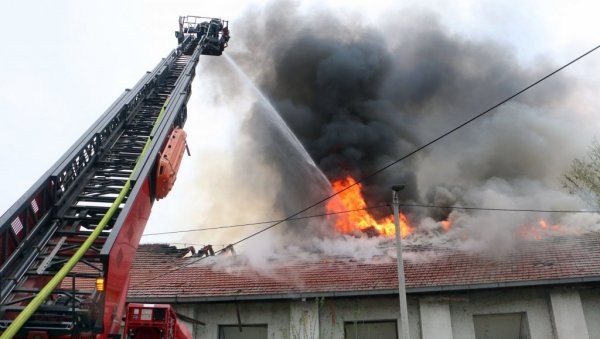 ПОЖАР У СТАРОЈ ЖЕЛЕЗНИЧКОЈ ШКОЛИ КРАЈ ДУНАВА: Смедеревски ватрогасци на терену, са две екипе