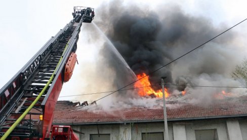 ПОЖАР У СТАРОЈ ЖЕЛЕЗНИЧКОЈ ШКОЛИ КРАЈ ДУНАВА: Смедеревски ватрогасци на терену, са две екипе