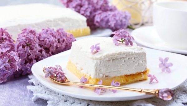 ЗА ПРОБИРЉИВЕ СЛАДОКУСЦЕ: Нежни колач са шлагом