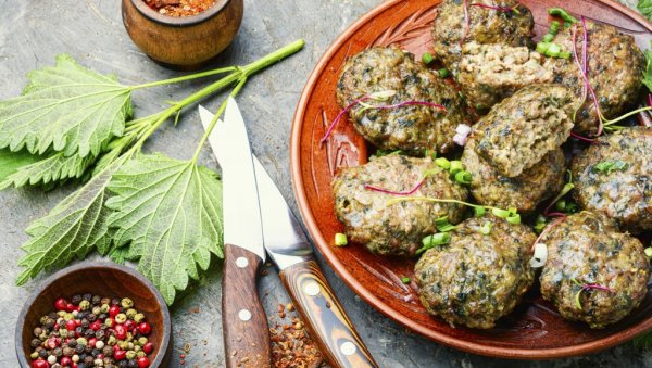 СА ШУНКОМ И КРОМПИРОМ: Пљескавице од коприве