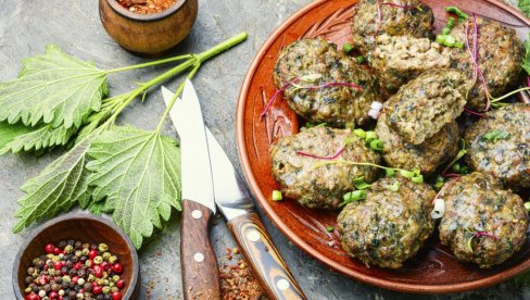 SA ŠUNKOM I KROMPIROM: Pljeskavice od koprive