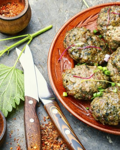 СА ШУНКОМ И КРОМПИРОМ: Пљескавице од коприве