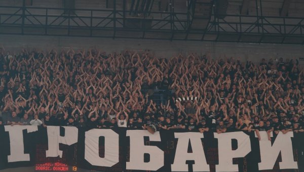 ЈЕЗИВЕ СЦЕНЕ НА ДЕРБИЈУ! Гробари испалили топовске ударе, погођено дете! Стравичан призор у Арени, децу склањају с трибина!