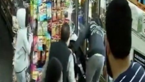 BEBA STRADALA U PUCNJAVI: Roditelji bežali od naoružanog napadača (VIDEO)