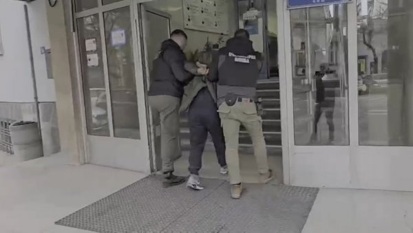 ЕВО КАКО ЈЕ УХАПШЕН СИЛОВАТЕЉ: Напасник из Ниша са лисицама на леђима уведен у станицу (ВИДЕО)