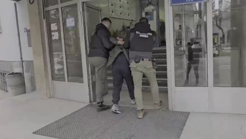 EVO KAKO JE UHAPŠEN SILOVATELJ: Napasnik iz Niša sa lisicama na leđima uveden u stanicu (VIDEO)