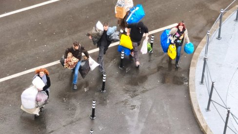 ISELJAVANJE BLOKADERA SA REKTORATA: Iznose prepune plastične kesetine za đubre i trpaju ih u kamion (FOTO)