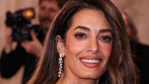 AMAL KLUNI ODUŠEVILA SVOJIM NOVIM IZGLEDOM: Trik sa usnama i kosa u ovoj boji su trend bro 1 ove godine! (FOTO)