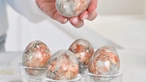 AKO STE VIDELI LEPŠE OFARBANA JAJA, JAVITE NAM: Trik je u seckanim papirićima! (VIDEO)