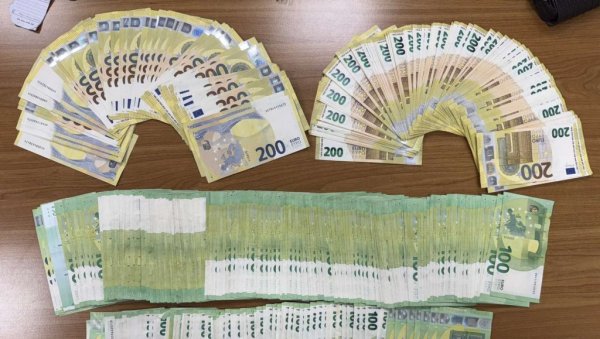 СПРЕЧЕНО КРИЈУМЧАРЕЊЕ НОВЦА И ДРАГОЦЕНОСТИ: Заплене на граничном прелазу Бачки Брег и Аеродрому Никола Тесла