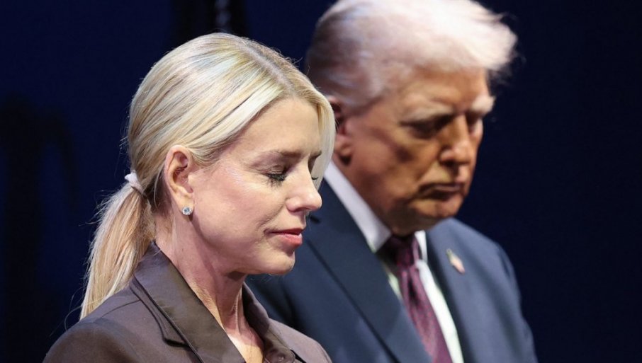 Са Трампом изашла НАСМЕЈАНА из Беле куће, у председниковој лимузини сазнала да је ДОБИЛА ОТКАЗ