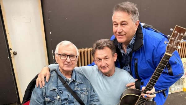 УЗБУЂЕЊЕ И ПРИЈАТЕЉСТВО ИЗА КУЛИСА: Хадил Муслимовић и Ферид Авдић са гитаристом Бором Вишњићем евоцирају музичке успомене (ФОТО)