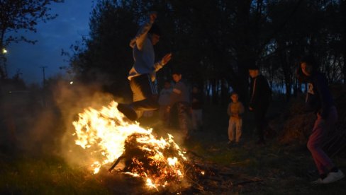 LAZARICE SU VEČERAS GORELE PO KIKINDI: Stariji deci priredili običaj paljenja vatre uoči Vrbice (FOTO)